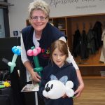 Seehund aus Luftballon geknotet