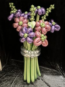 Geldgeschenk aus glitzernden Luftballons