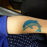 Blauer Delfin glitzert auf der Haut