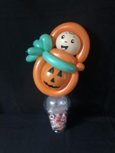 Halloween Baby mit bunten Luftballons