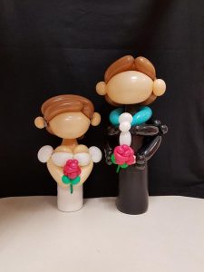 Flaschen als Hochzeitpaare verpackt