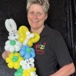 Österliche Luftballonfiguren als Blumenstrauß