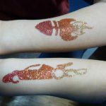 Leuchtende Rakete und Rennwagen