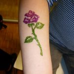 Glitzernde Rose in Rot und Grün