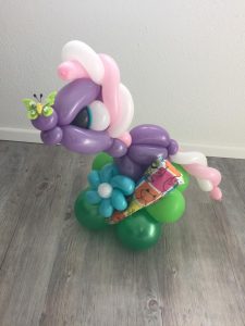 Geschenk mit Pfernd und Schmetterling