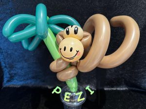 Affe sitzt auf Palme