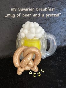 Maß Bier und eine Breze aus Ballons