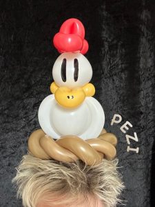 Henne sitzt auf Kopf im Nest