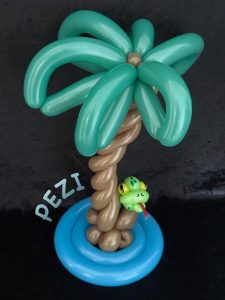 Palme mit Schlange modelliert aus Ballons