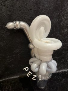 Lustiges WC aus Ballons modelliert