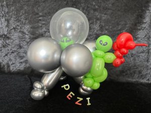 Alien mit einem Raumschiff aus Luftballons