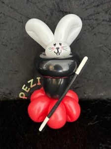 Zauberhut mit Ballons gebaut und Hase