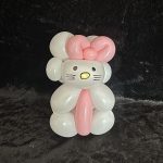Knuddelige Hello Kitty aus bunten Ballons