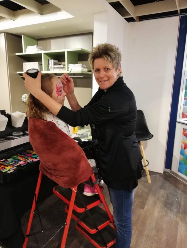 Kinderschminken bei Event mit Ballonkünstlerin PEZI